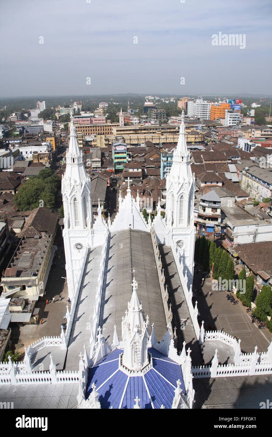Vue depuis le dernier étage de 260 pieds de haut Bible tour de culte Basilique Notre Dame Dolours retour sol Kerala Thrissur Banque D'Images