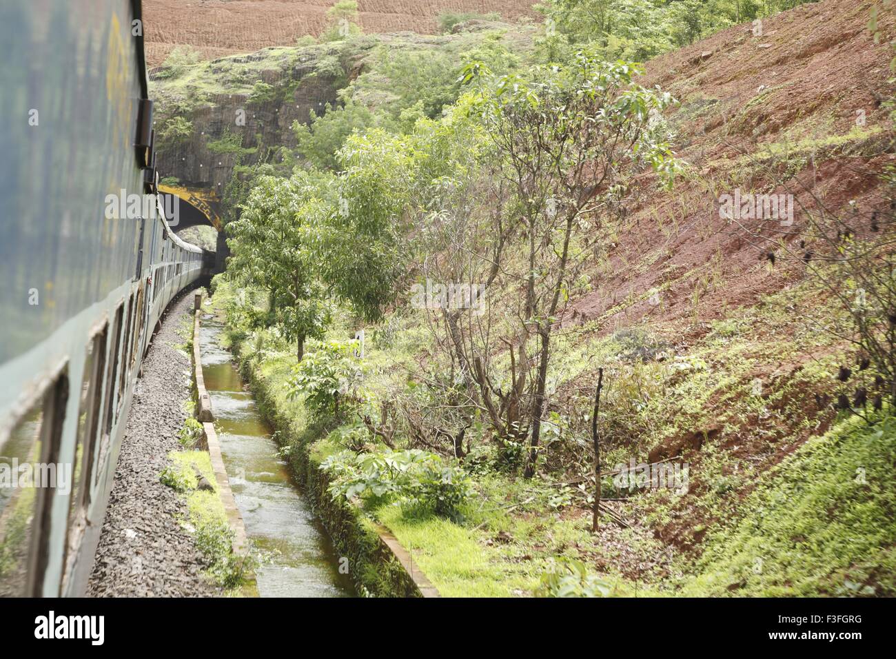 Entrée tunnel court sur la voie de chemin de fer de Konkan Maharashtra ; Inde ; Banque D'Images