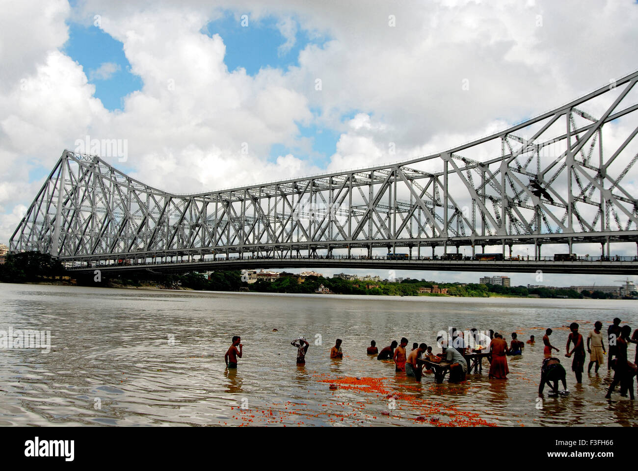 Les gens au cours de la baignoire sur le fleuve Ganga à Howrah Bridge ; Calcutta ; l'ouest du Bengale en Inde ; Banque D'Images