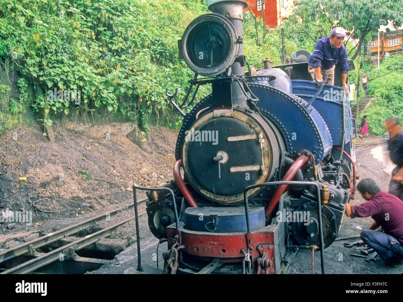 Petit train ; participation à un style de vie à Darjeeling Darjeeling au Bengale occidental en Inde ; Banque D'Images