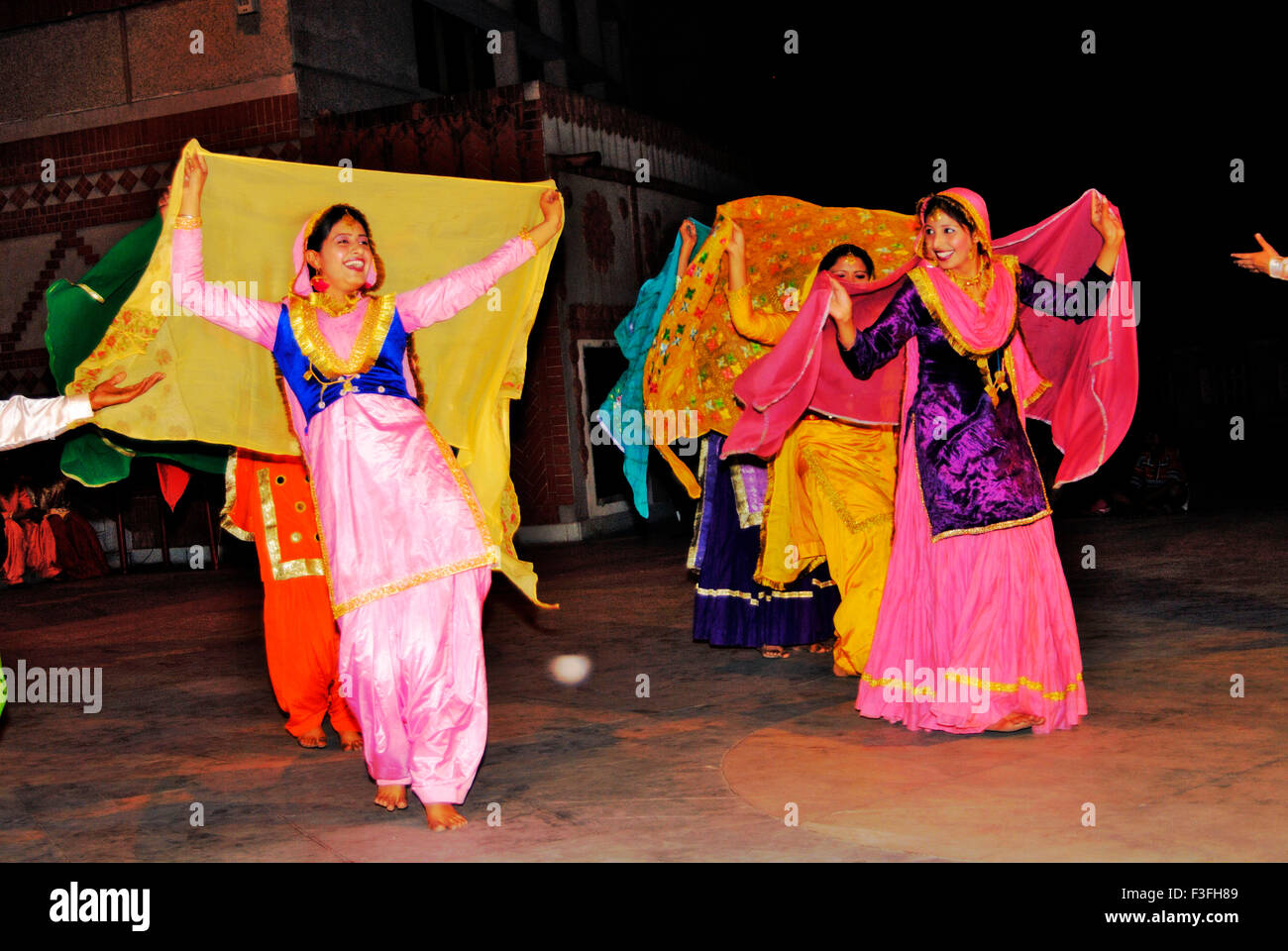 Danseuses de danse Bhangra Punjab Inde Banque D'Images