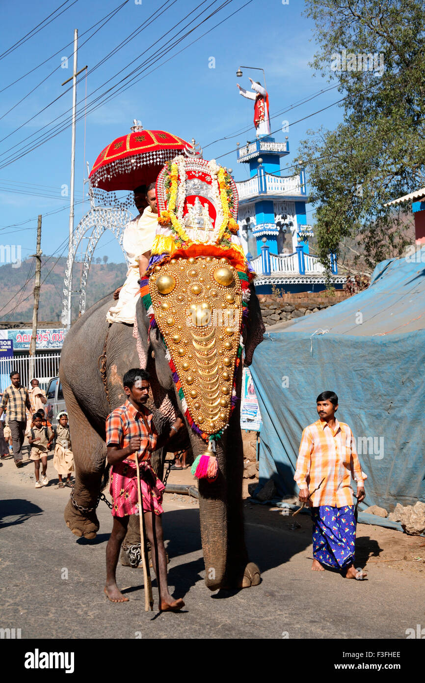 Éléphant parapluie coloré décoré retour walking street Kerala Eléphant marchant personnes attachées avec chaîne en acier Banque D'Images