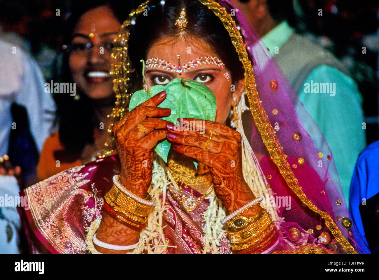 Un moment romantique avant la réunion mariée époux dans le mariage traditionnel Bengali de l'Inde ; Banque D'Images