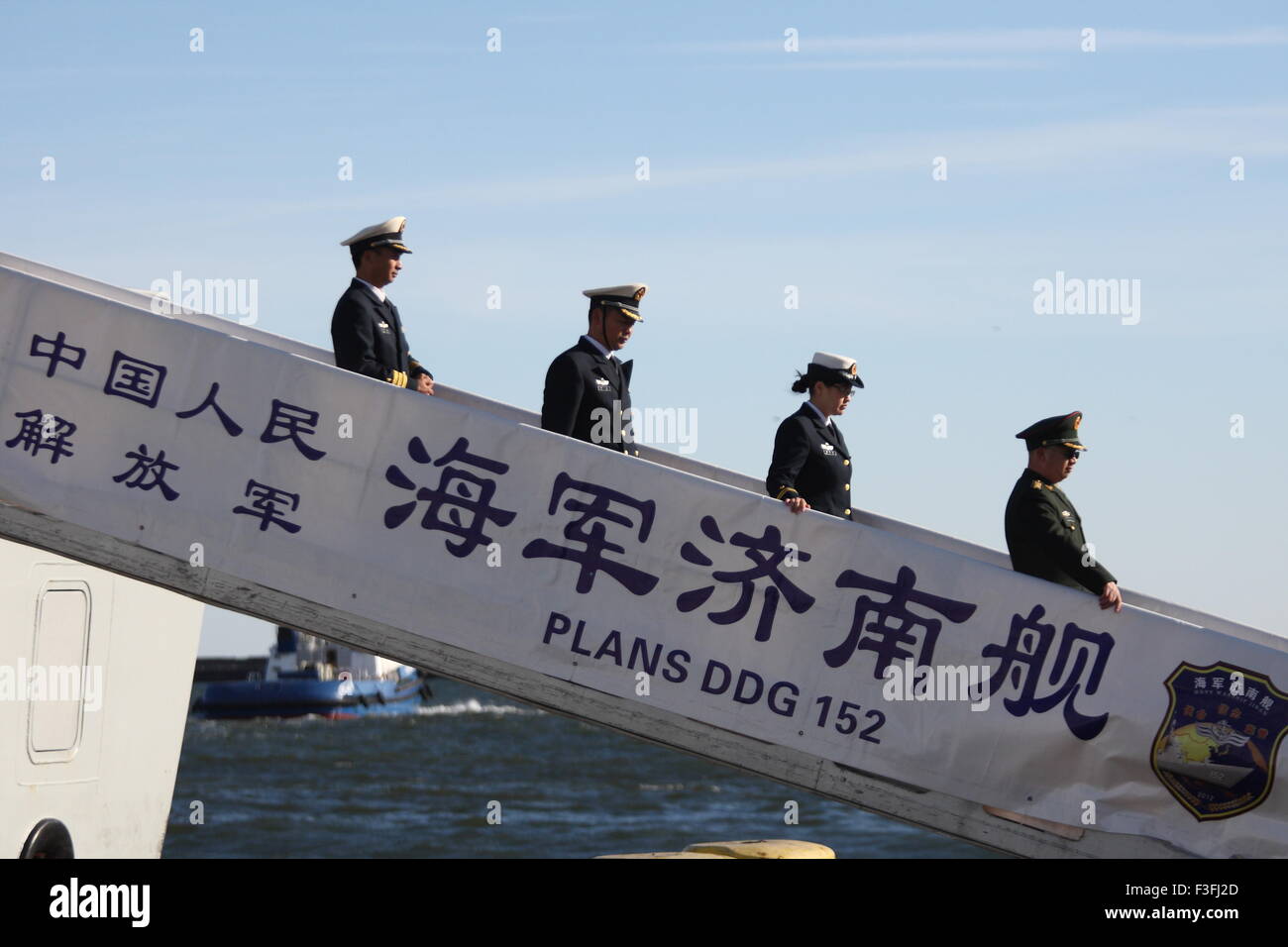 Gdynia, Pologne 7e, octobre 2015 Trois navires de guerre chinois la toute première visite en Pologne. Qingdao, Hangzhou et YIYANG navires s'arrête pendant 5 jours dans le port de la Marine de Gdynia. Les navires appartiennent au 152e Groupe de la marine chinoise. La Pologne et la Chine ont signé un accord de partenariat stratégique en 2011 et ils veulent qu'elle couvre aussi les forces armées. Credit : Michal Fludra/Alamy Live News Banque D'Images