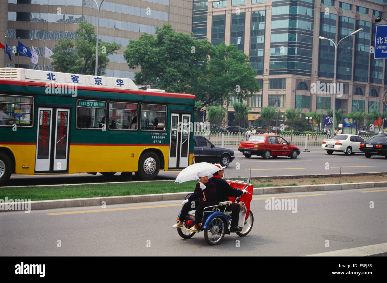 Un cycle que l'on conduit autour de la ville ; Chine Banque D'Images