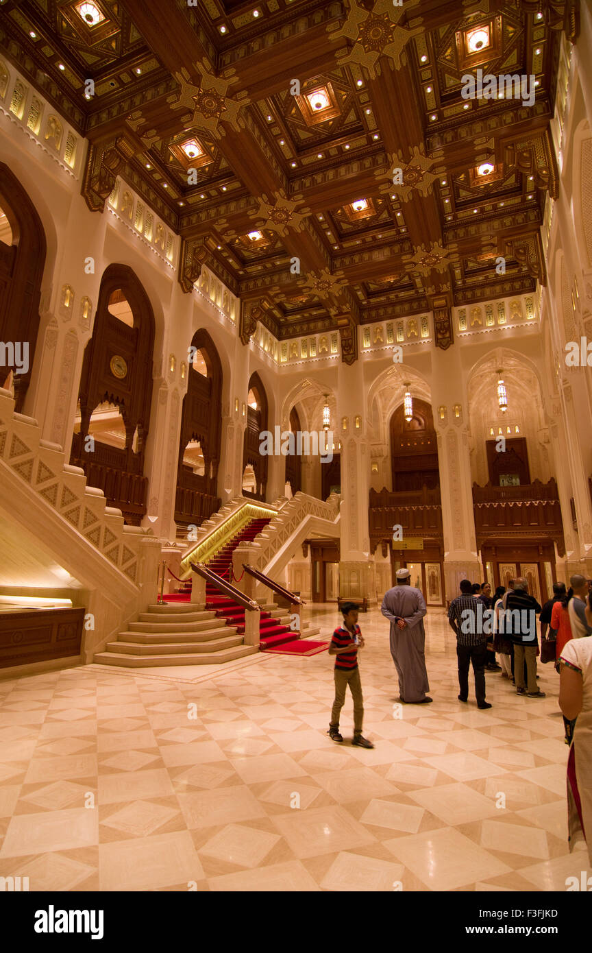 Hall avec de hautes voûtes et un plafond en bois orné de la Royal Opera House en Al-Qurm Shati, Muscat, Oman Banque D'Images