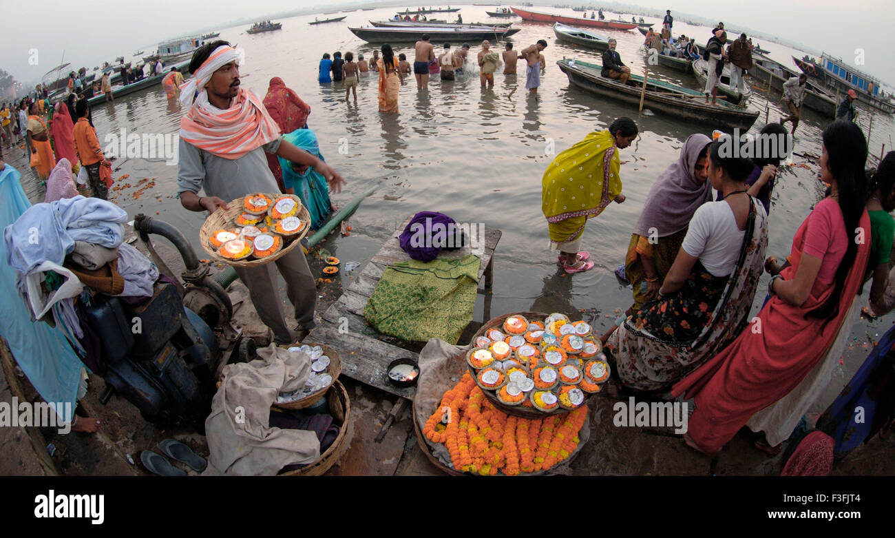 Offrant des fleurs avec des adorateurs du cierge allumé à la Déesse de la rivière Ganga sur le Kartika jour de pleine lune ; Varanasi Banque D'Images