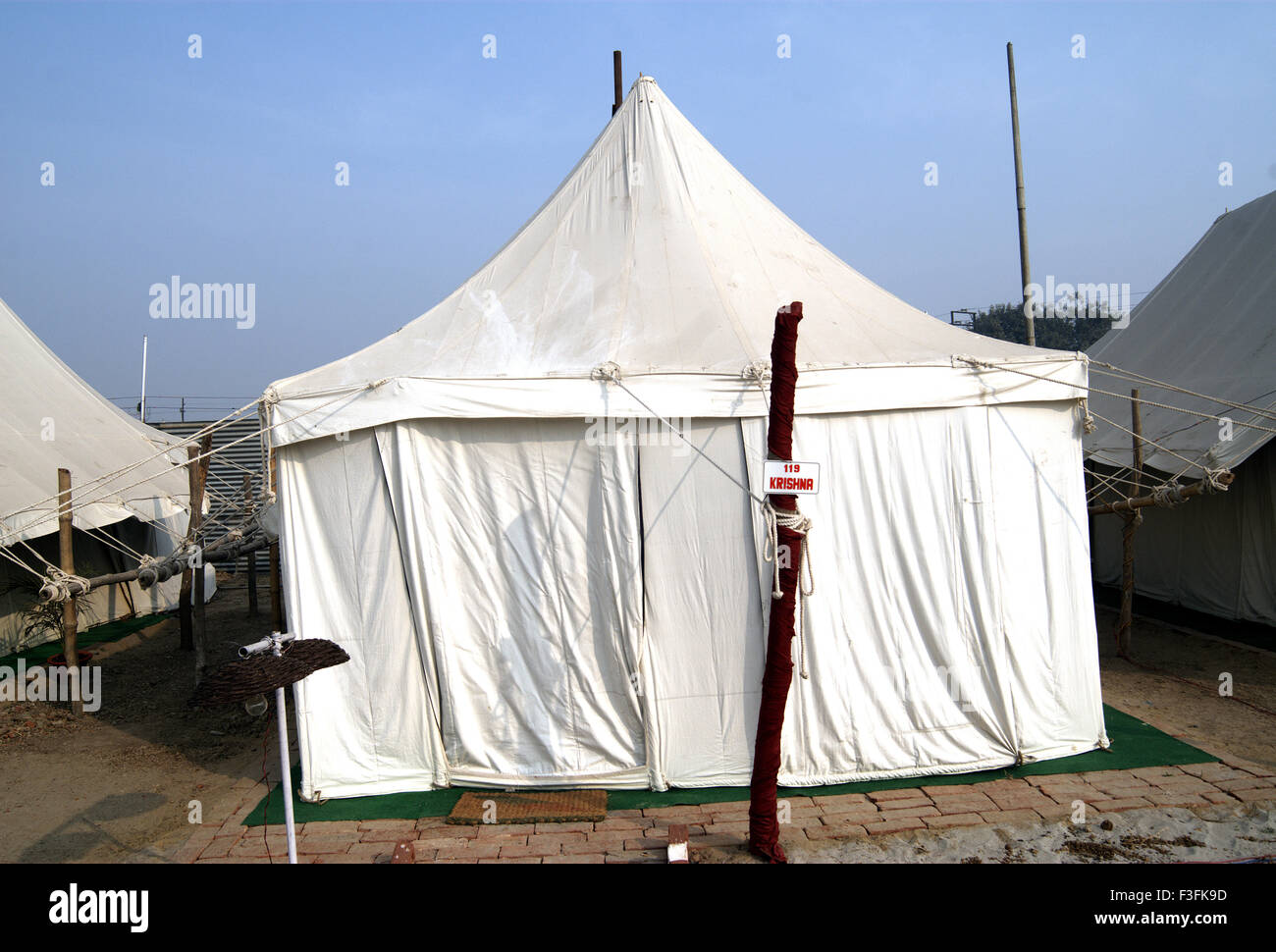 Une tente installée pour séjour temporaire pour les pèlerins au cours de l'ARDH Kumbh Mela ; ; ; Inde Banque D'Images