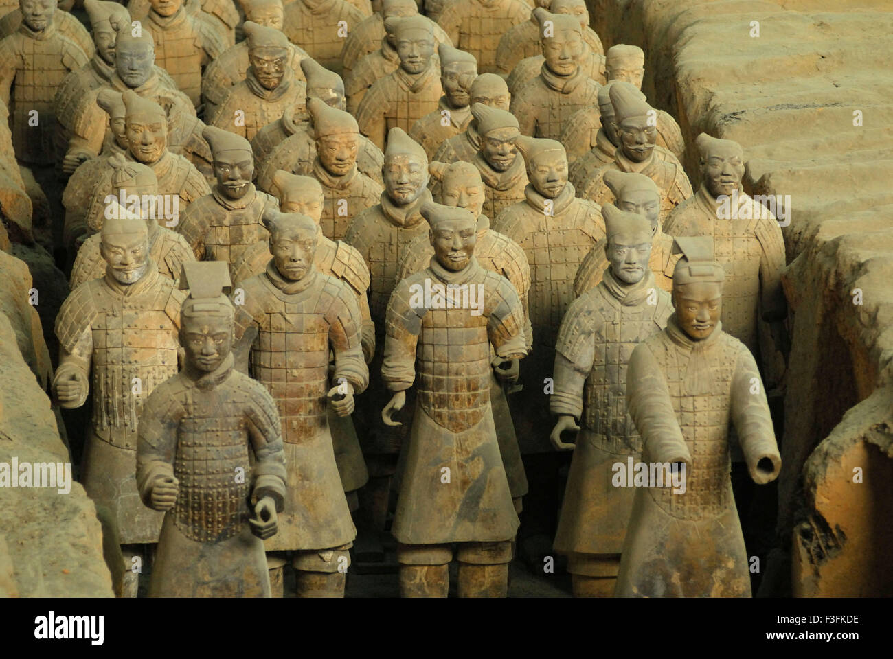 Des statues de guerriers en terre cuite dans la fosse 1 de l'armée de terre cuite ; ; ; ; dynastie des Qin Xian Chine Banque D'Images