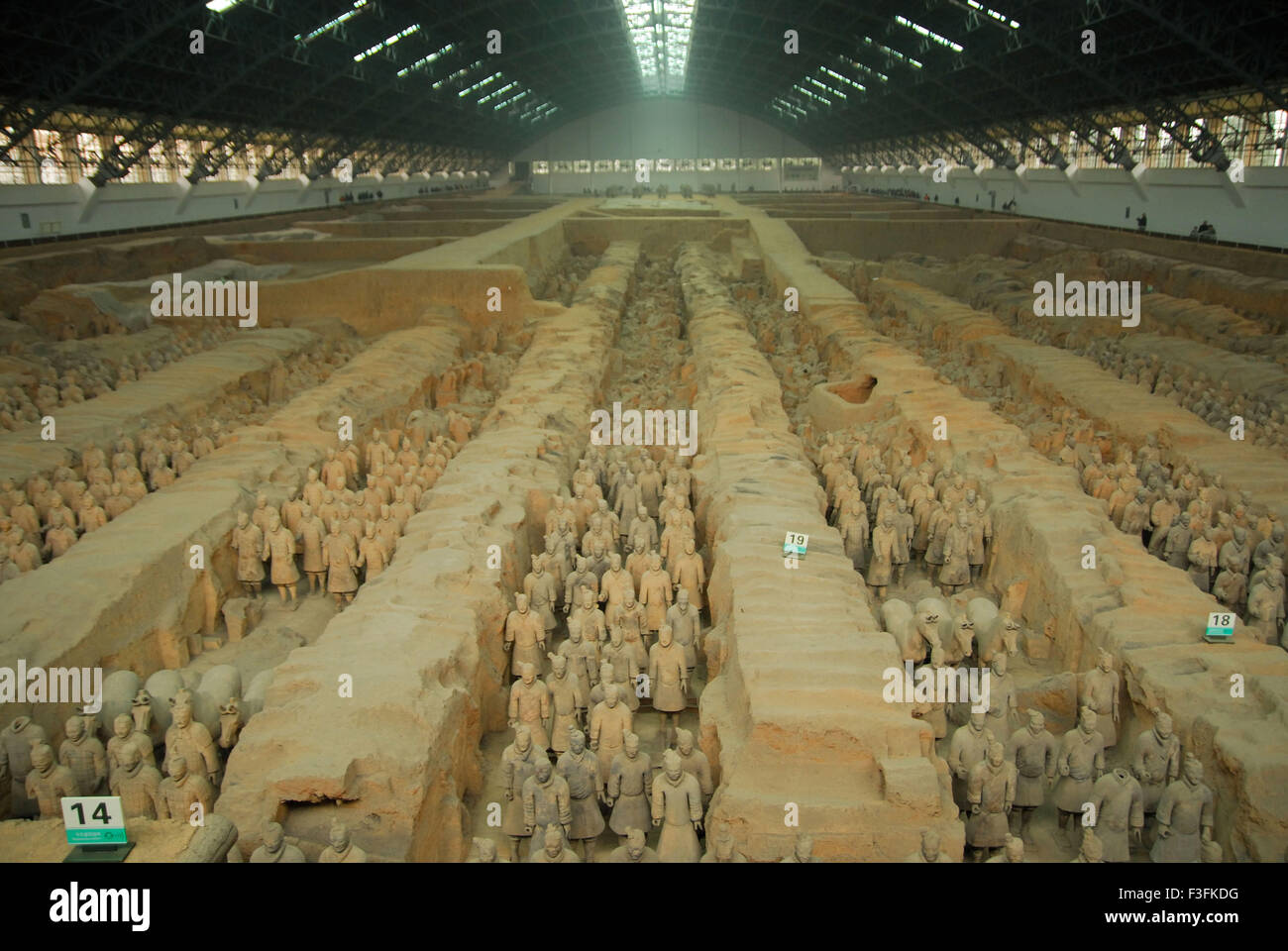 Des statues de guerriers en terre cuite dans la fosse 1 de l'armée de terre cuite ; ; ; ; dynastie des Qin Xian Chine Banque D'Images