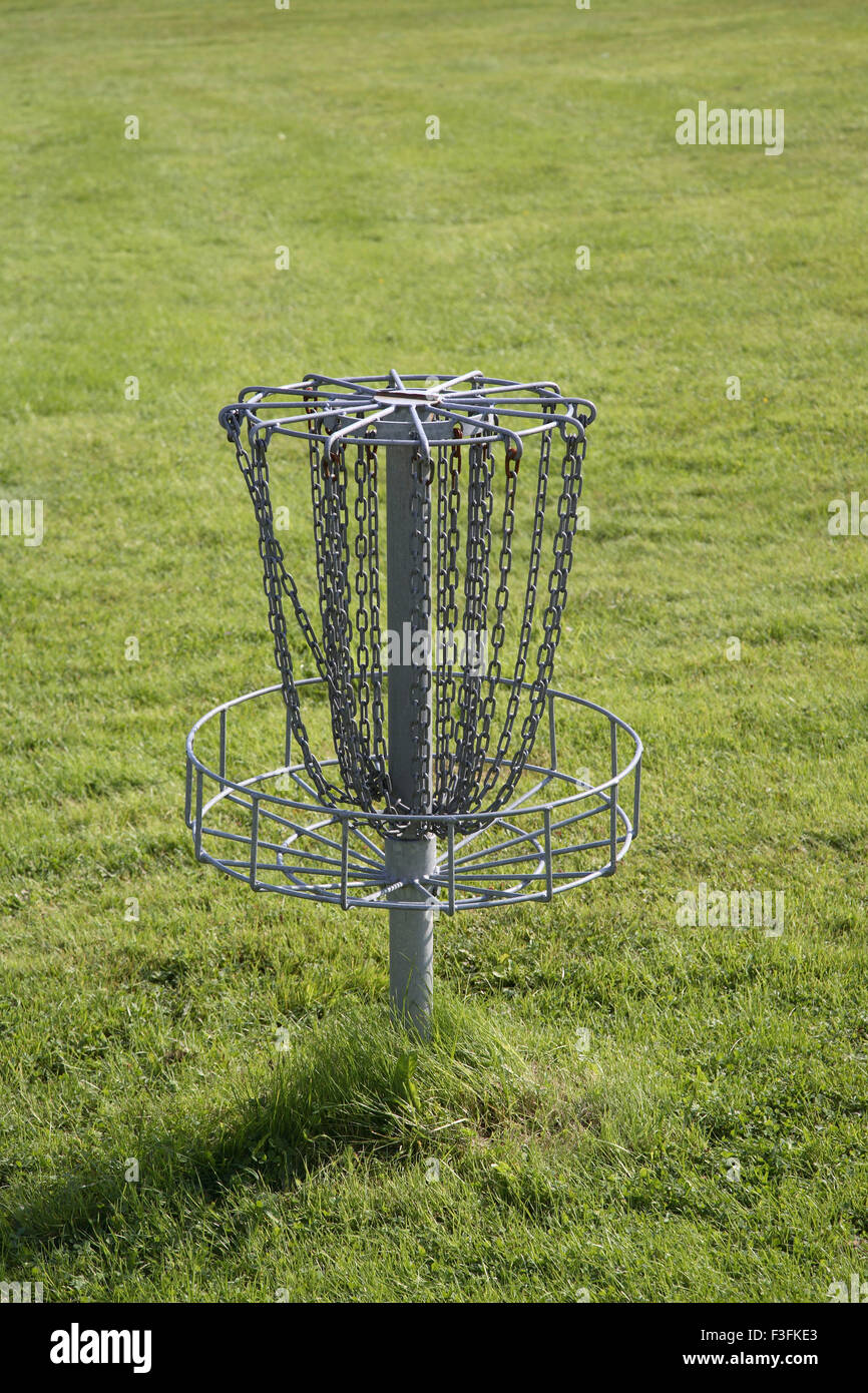 On libère des sports golf panier contre vert clair vitrage ; Skepllanda ; Suède Banque D'Images