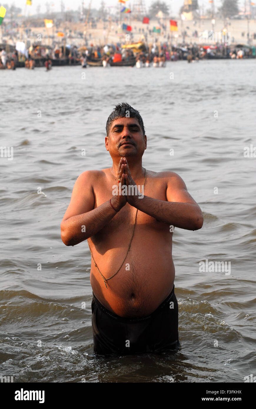 Un dévot prier confluent des rivières Saraswati mythique Yamuna Ganges prendre immersion sainte Ardh Kumbh Mela Banque D'Images