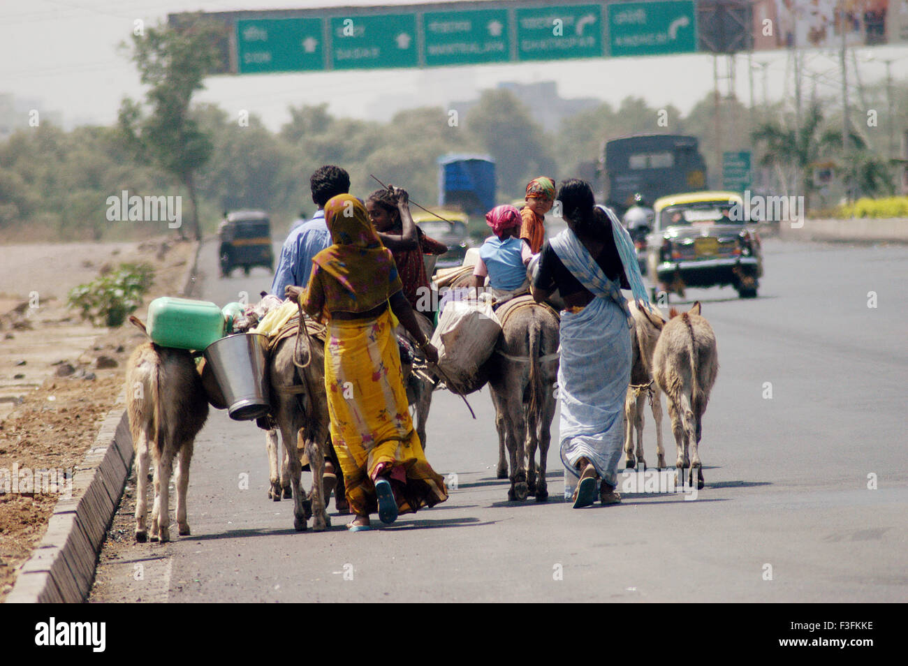Balades avec ânes travailleurs utilisés pour le transport des débris dans Bombay Mumbai Maharashtra ; Inde ; Banque D'Images