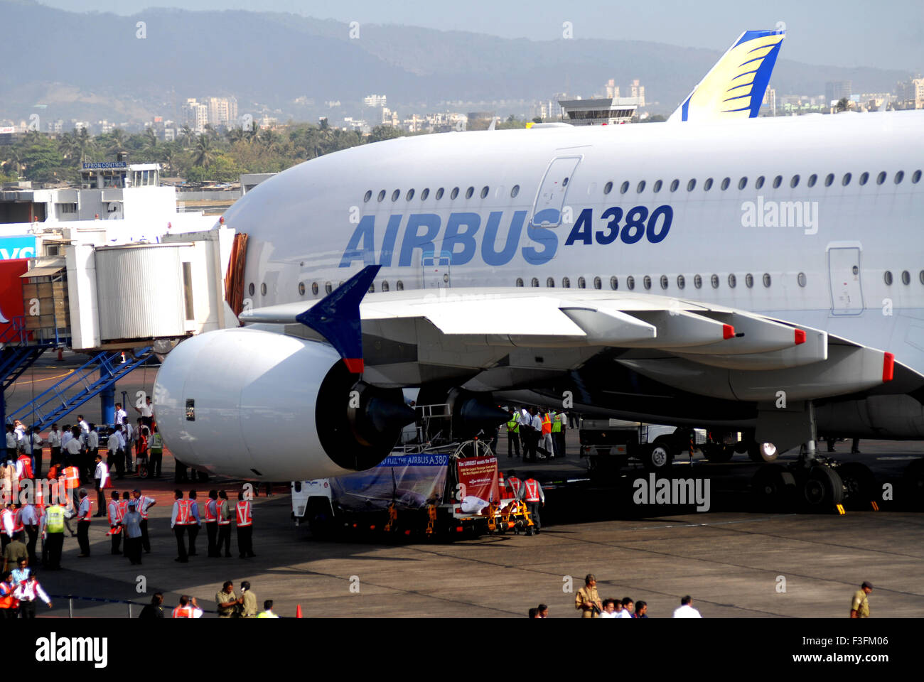 Plus grand avion de ligne Airbus A380 atterrit à l'aéroport Sahar ou l'Aéroport International Chatrapati Shivaji Mumbai Banque D'Images
