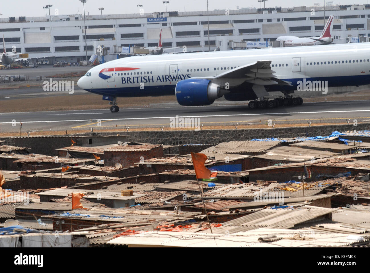 Avion de la préparation de l'aéroport Sahar décoller de l'Aéroport International Chatrapati Shivaji Mumbai airport bidonvilles de premier plan Banque D'Images