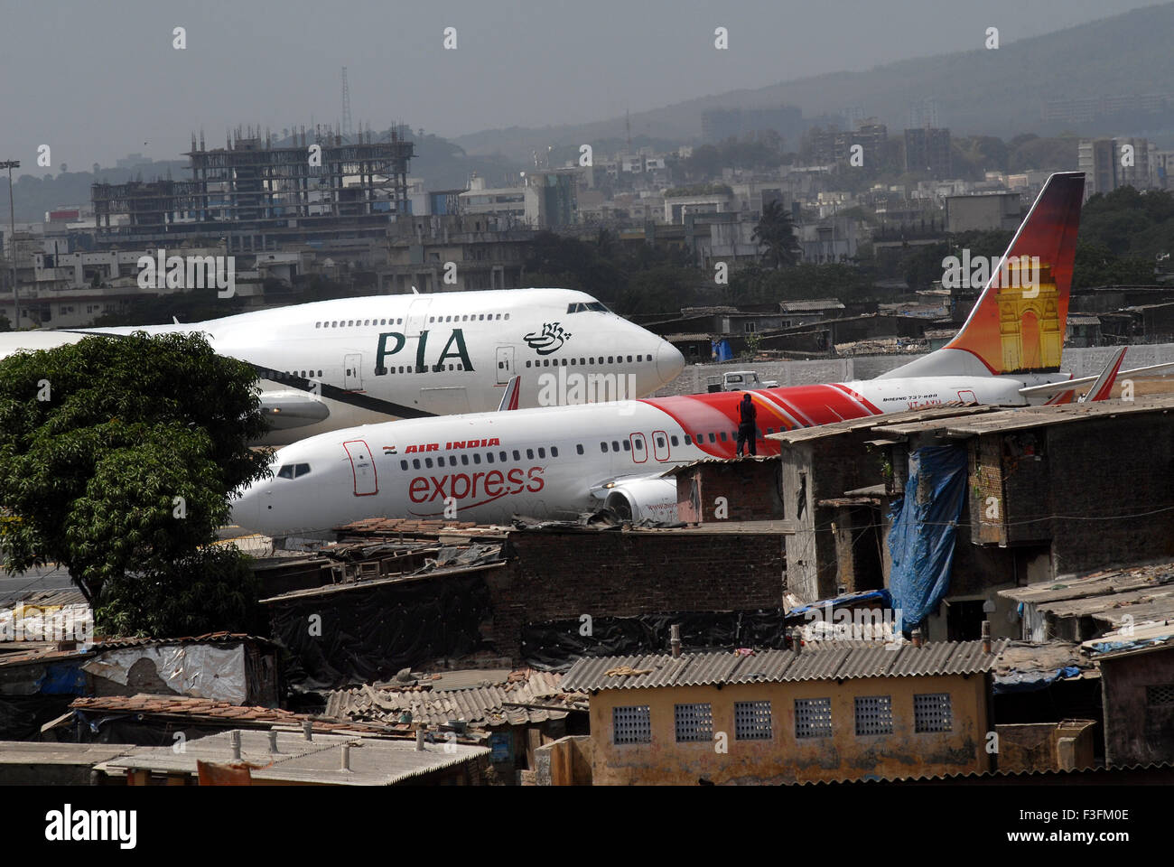 Pakistan International Airlines Air India d'attente vol préparer le décollage de l'Aéroport International Chatrapati Shivaji Mumbai Banque D'Images