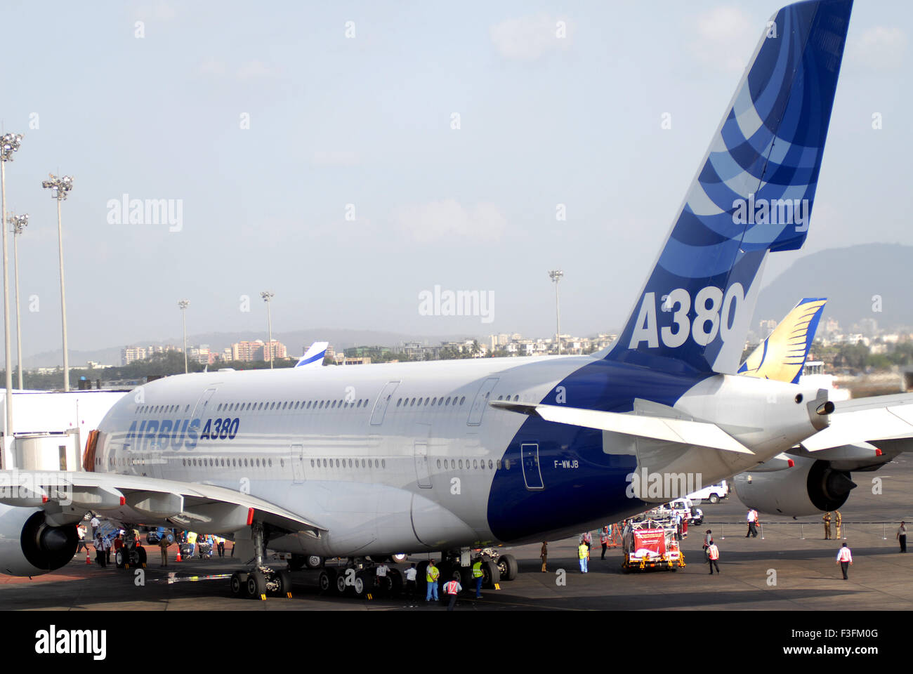 Plus grand avion de ligne Airbus A380 atterrit à l'aéroport Sahar ou l'Aéroport International Chatrapati Shivaji Mumbai Banque D'Images