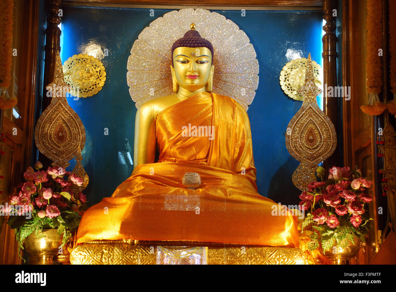 Bouddha Statue en or dans le temple , Gaya Bihar , , Inde Banque D'Images