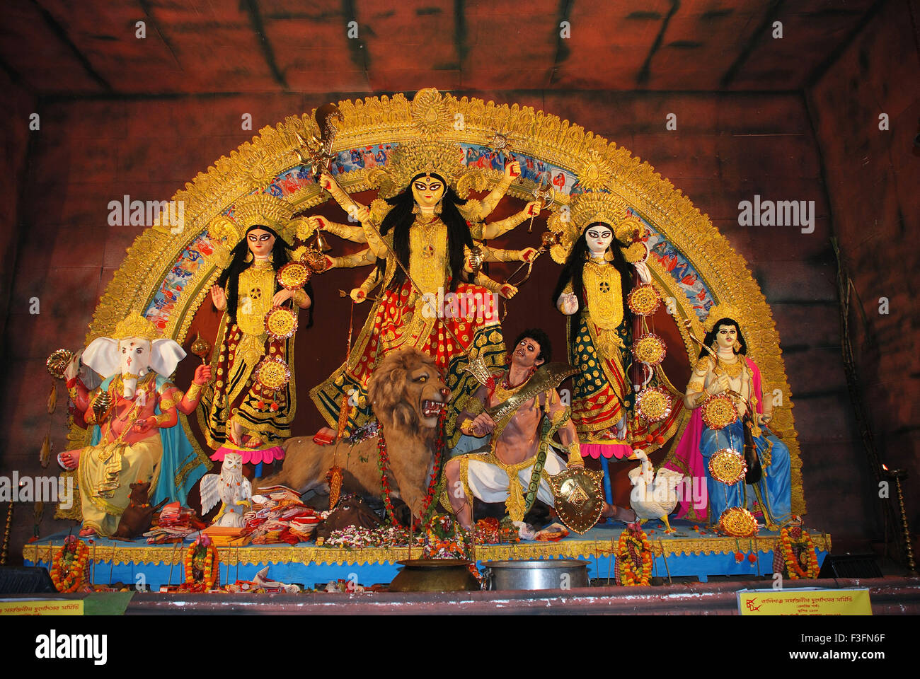 Modèle en argile Durga tuant démon mahishasura avec des statues de kartikeya ganesha et lakshmi saraswati sur Durga puja Banque D'Images