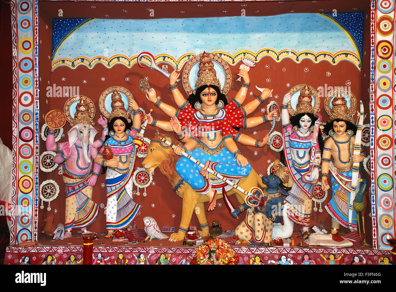 Modèle en argile Durga tuant démon avec des statues de kartikeya ganesha et lakshmi saraswati sur Durga puja Banque D'Images