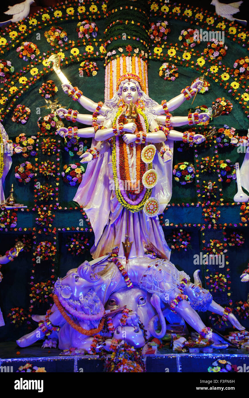 Modèle en argile Durga tuant sur le démon mahishasura Durga puja Banque D'Images