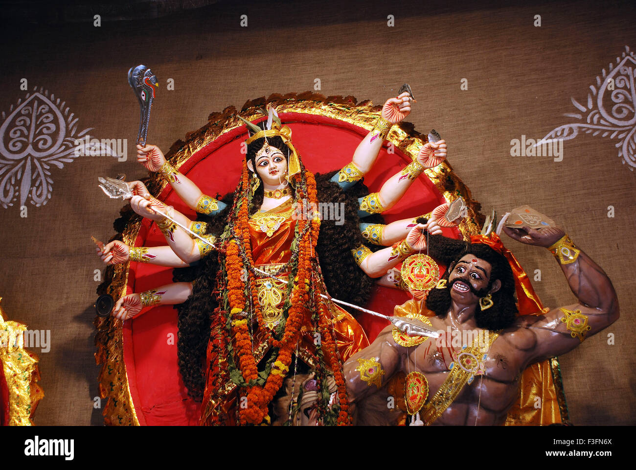 Modèle en argile Durga tuant sur le démon mahishasura Durga puja Banque D'Images