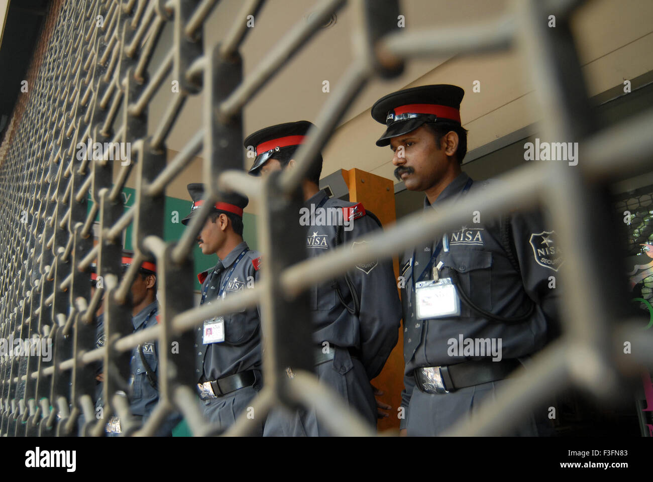 Les agents de sécurité privée près de l'obturateur fermé de Big Bazar magasins à Bombay maintenant Mumbai Maharashtra ; Inde ; Banque D'Images