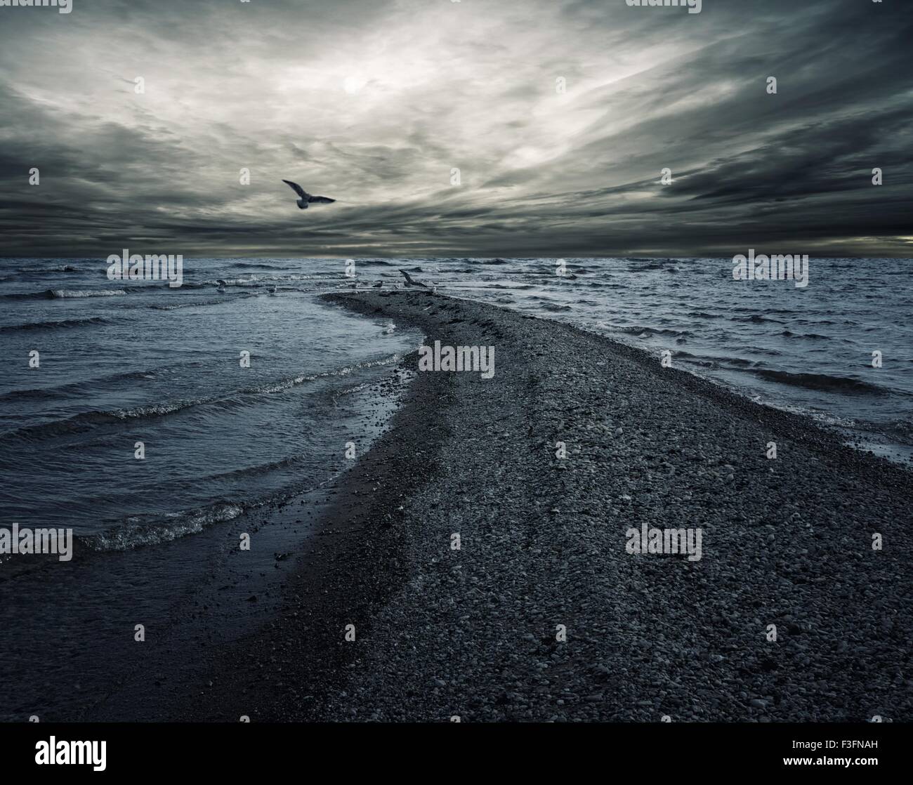 Ciel d'orage sur la mer sombre. Banque D'Images