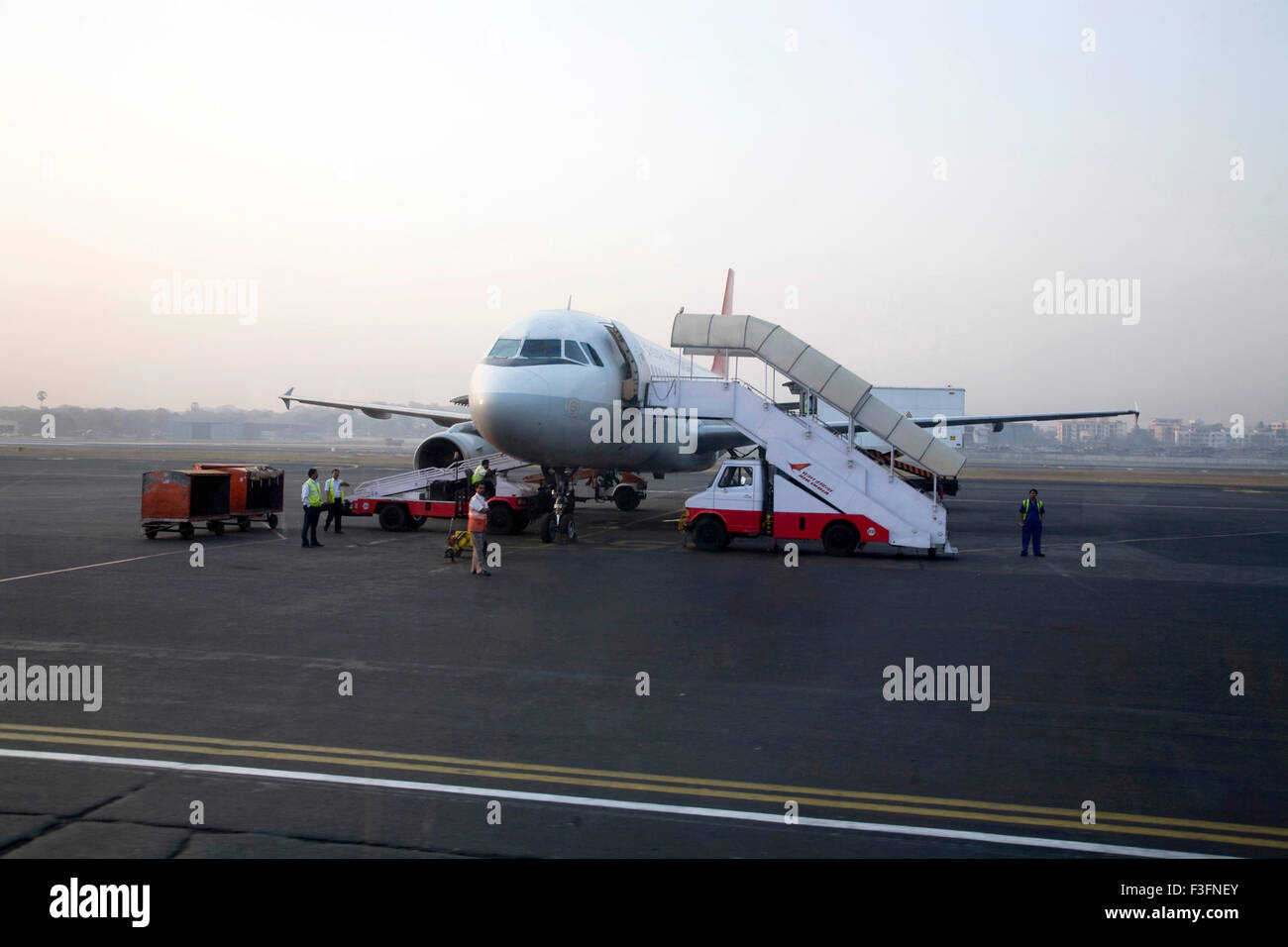 Vol de la compagnie aérienne indienne se prépare à décoller de la piste à la borne Chattrapati Shivaji Santacruz Mumbai Maharashtra ; ; Banque D'Images