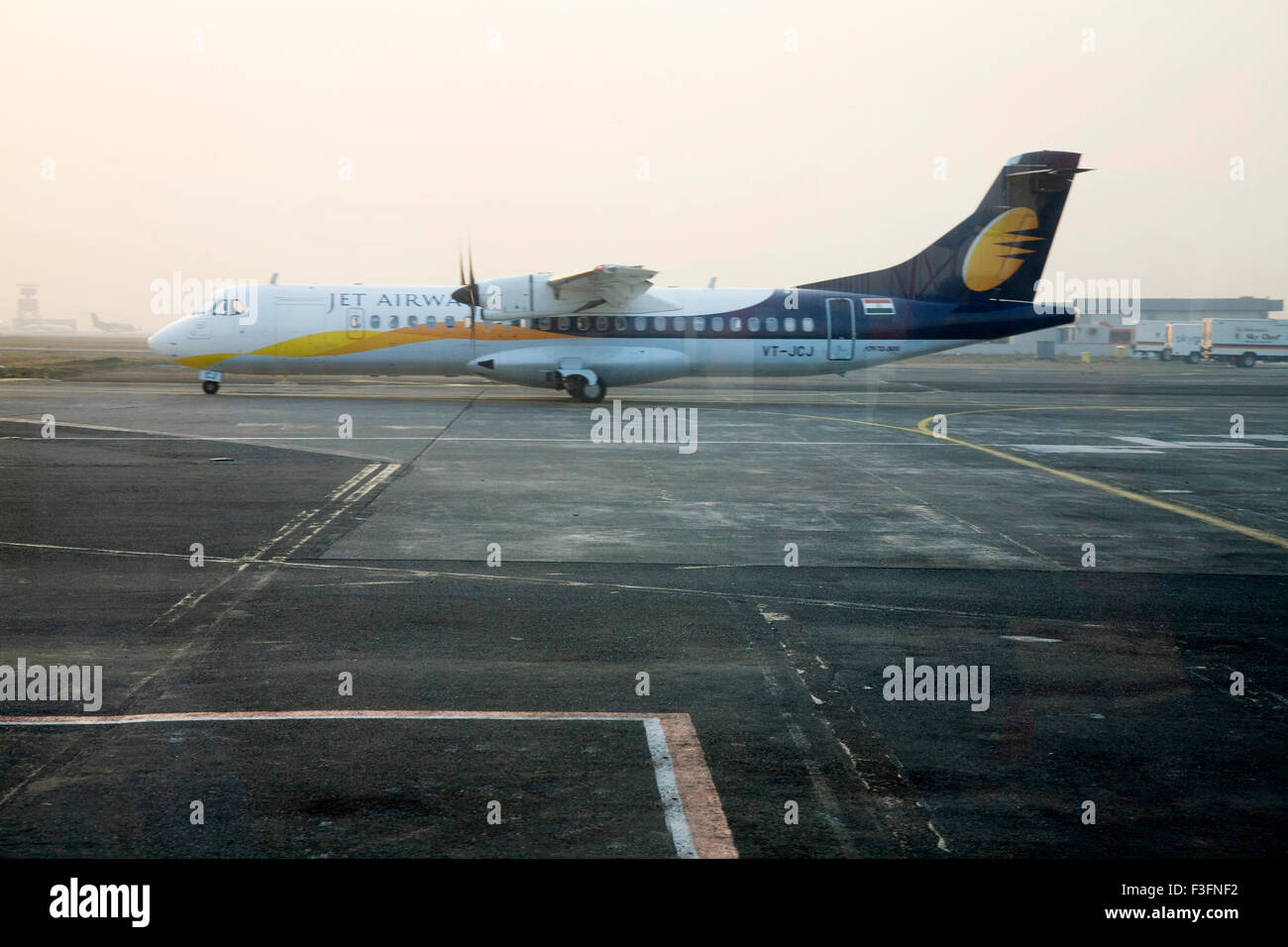Des voies aériennes Jet JCJ VT de la vol est prêt à décoller de la piste à la borne ; Chattrapati Shivaji Santacruz Mumbai Banque D'Images