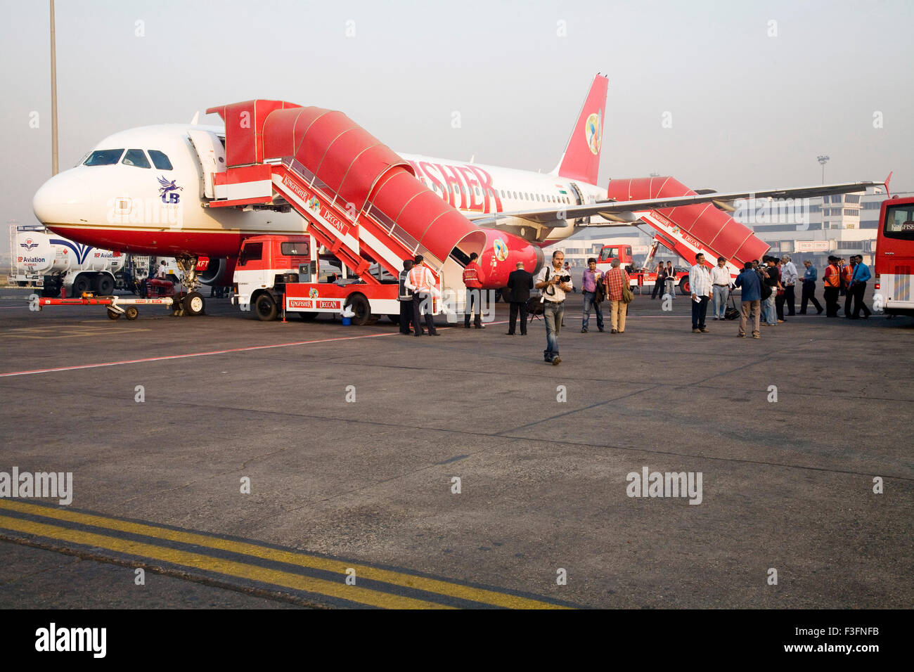 Vol Kingfisher Deccan air bus A320 se prépare à décoller de la piste à la borne ; Chattrapati Shivaji Santacruz Mumbai Banque D'Images