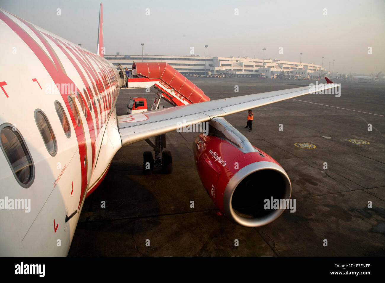 Vol Kingfisher Deccan air bus A320 est prêt à décoller sur la borne ; Chattrapati Shivaji Santacruz Mumbai Banque D'Images