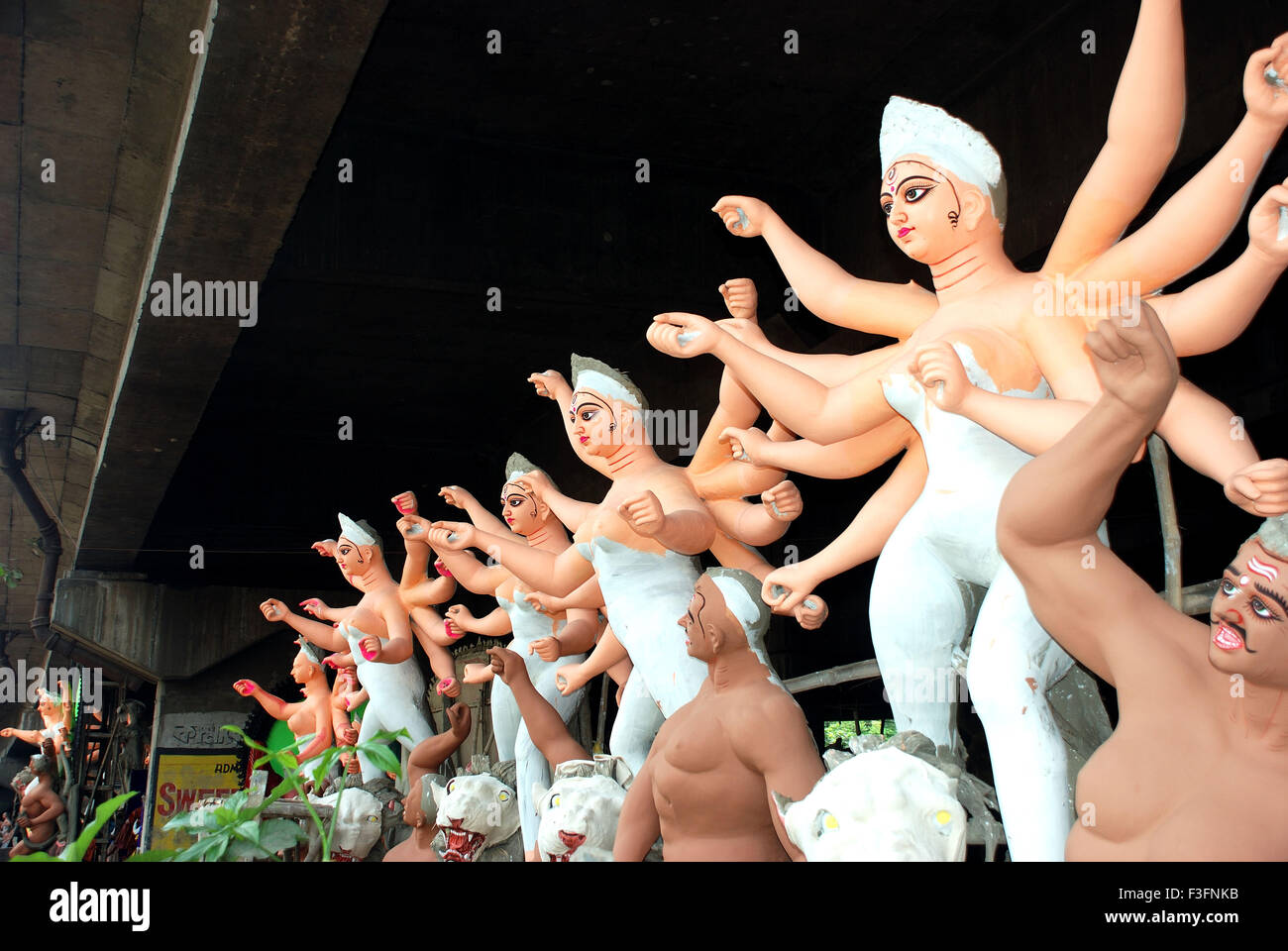 Durga incomplète des idoles avec le démon de décisions à Kumartuli Calcutta ; ; ; l'ouest du Bengale en Inde Banque D'Images