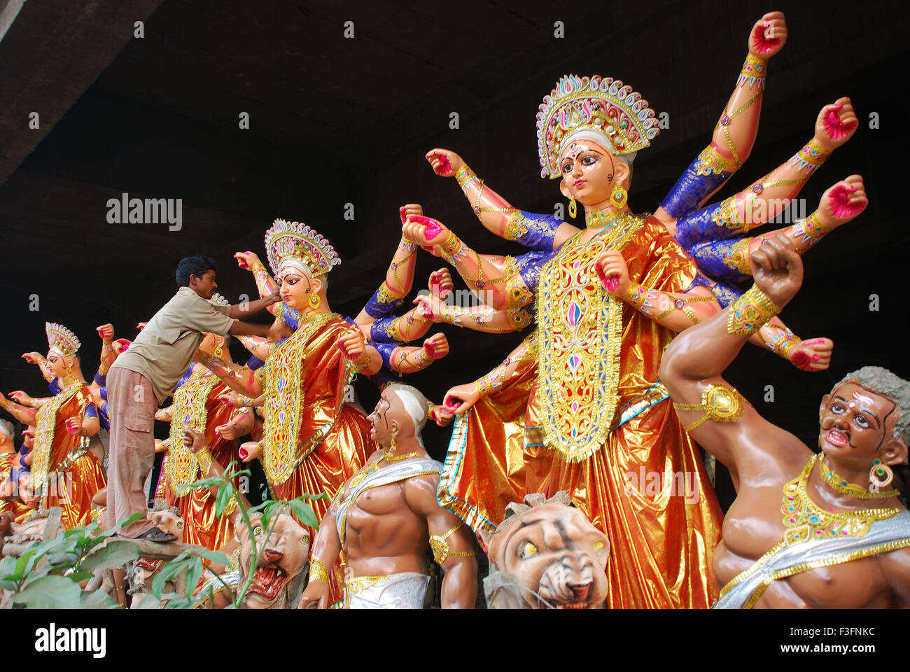 Durga idoles avec le démon de décisions à Kumartuli Calcutta ; ; ; l'ouest du Bengale en Inde Banque D'Images