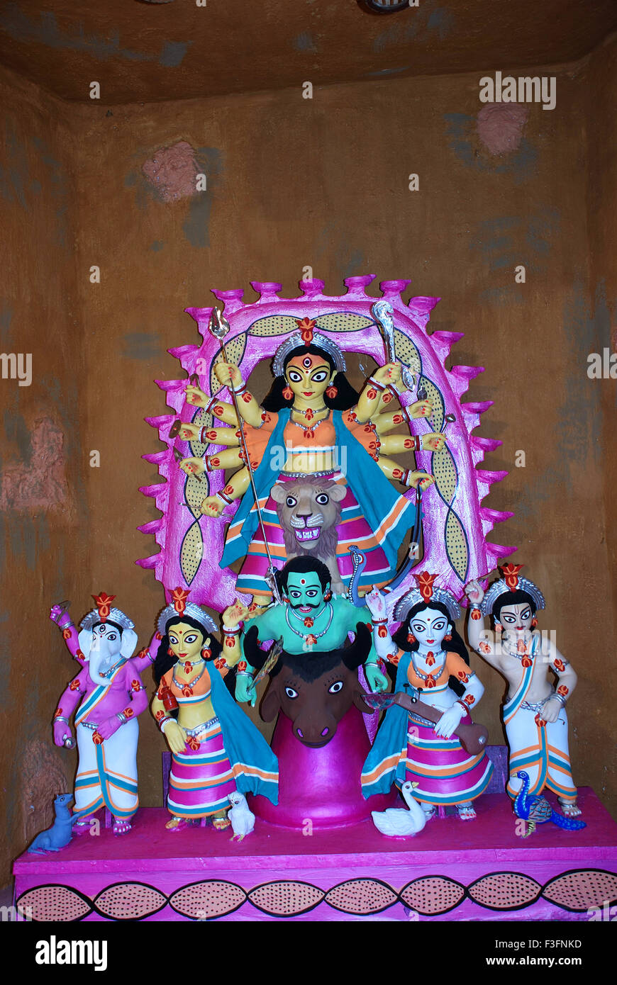 Modèle en argile Durga tuant démon mahishasura avec des statues de kartikeya ganesha et lakshmi saraswati sur Durga puja Banque D'Images