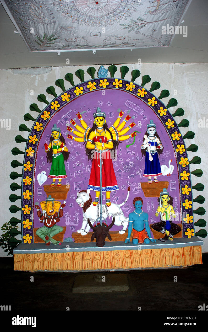Durga modèle en argile avec des statues de démon mahishasura kartikeya ganesha et lakshmi saraswati sur Durga puja Banque D'Images