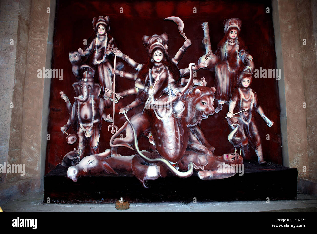 Durga décoratif modèle en argile démon mahishasura tuer avec des statues de kartikeya ganesha et lakshmi saraswati sur Durga puja Banque D'Images