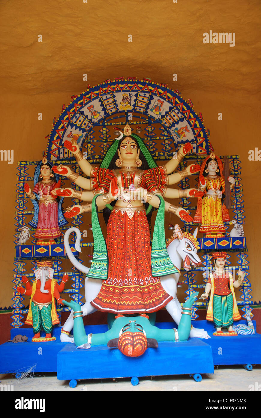 Durga décoratif modèle en argile démon mahishasura tuer avec des statues de kartikeya ganesha et lakshmi saraswati sur Durga puja Banque D'Images
