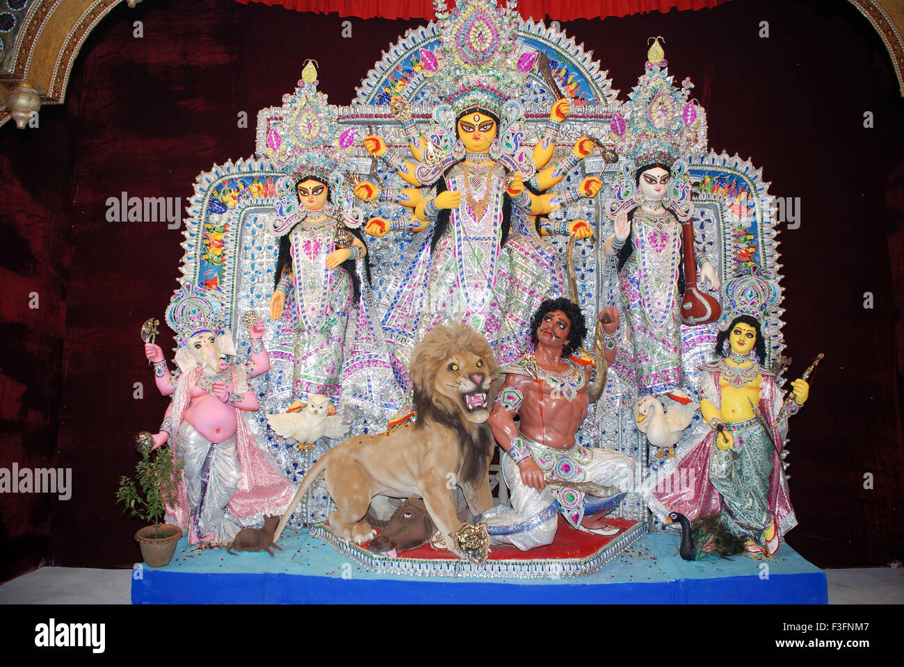 Durga décoratif modèle en argile démon mahishasura tuer avec des statues de kartikeya ganesha et lakshmi saraswati sur Durga puja Banque D'Images