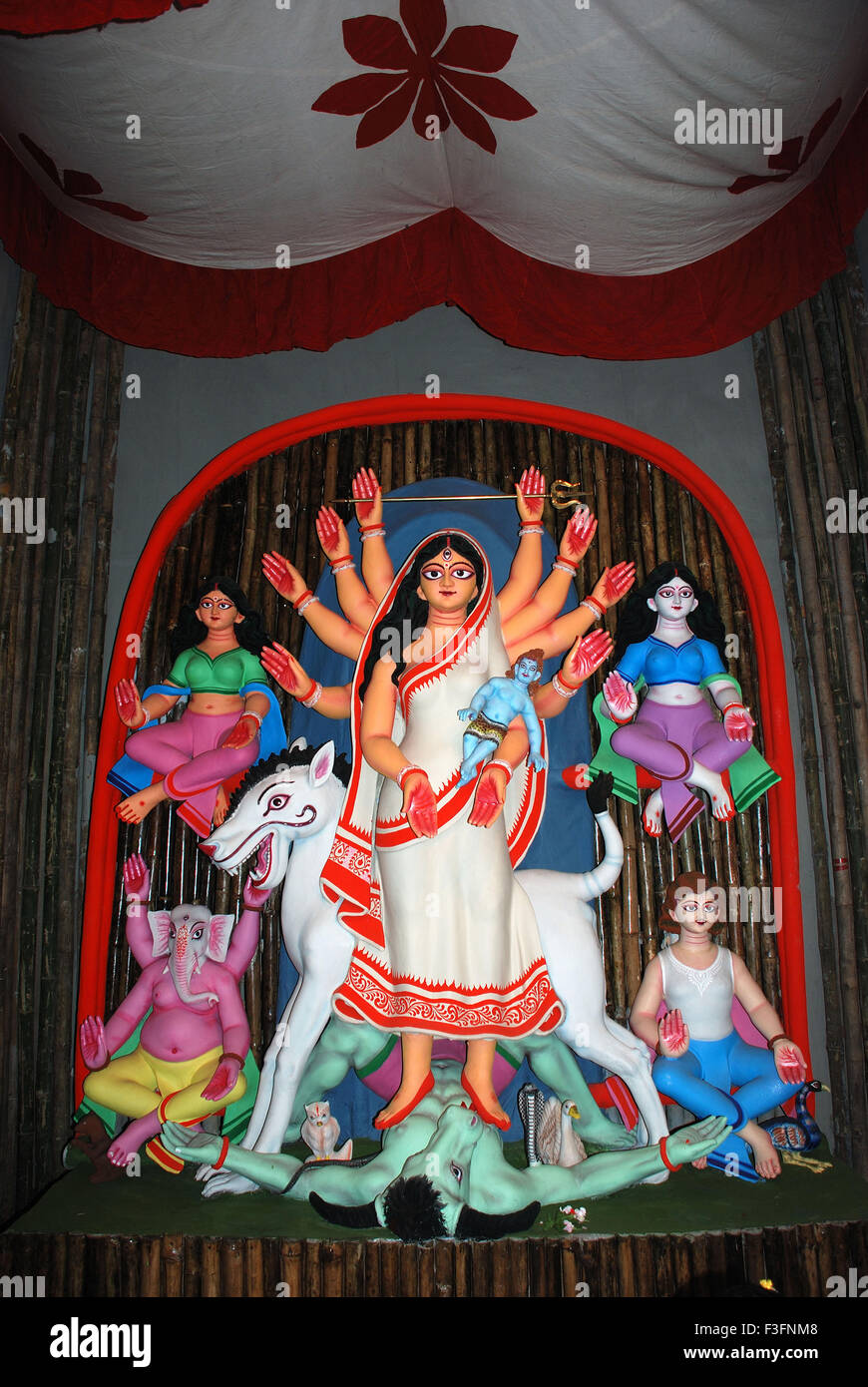 Durga décoratif modèle en argile démon mahishasura tuer avec des statues de kartikeya ganesha et lakshmi saraswati sur Durga puja Banque D'Images