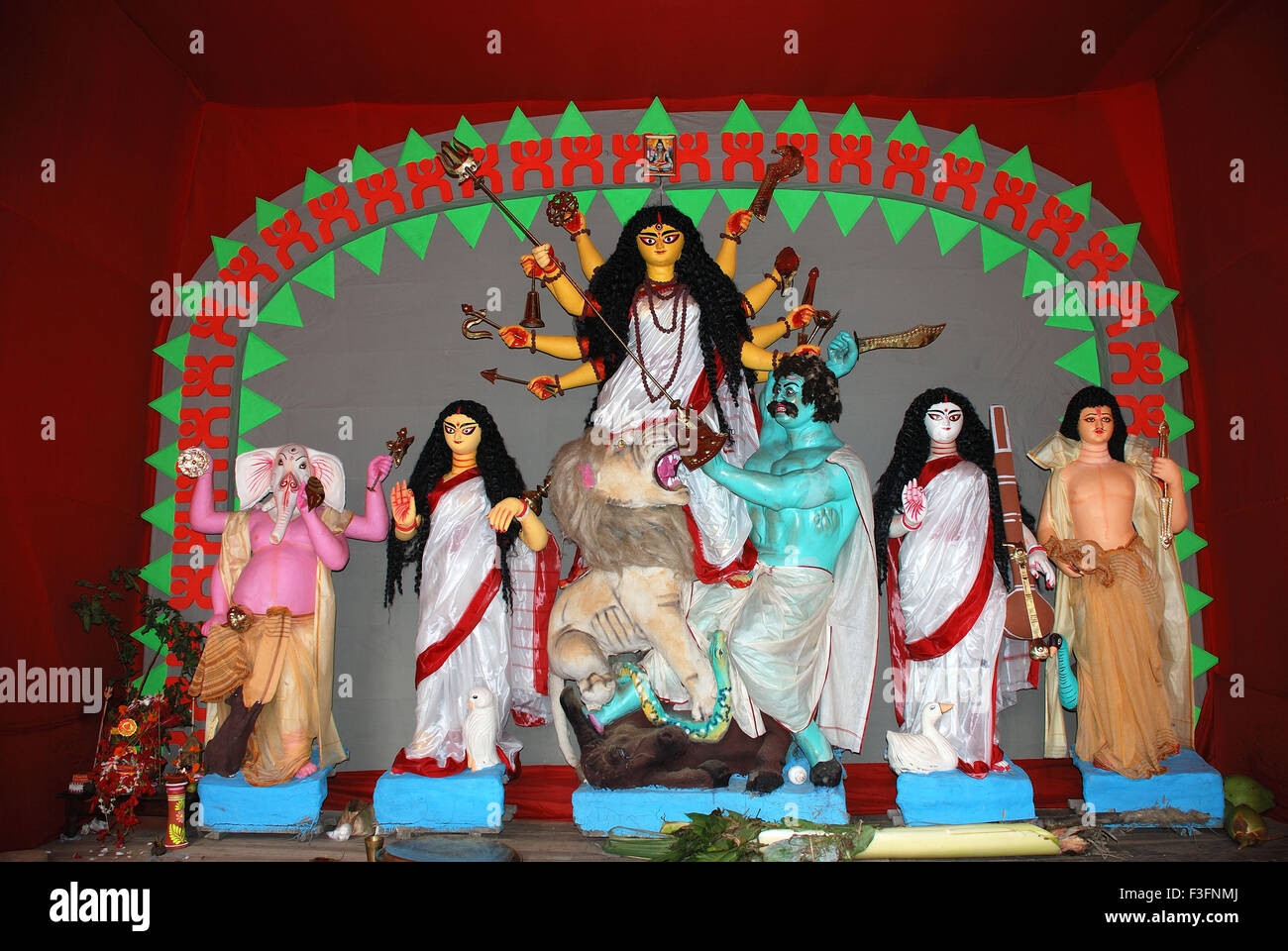 Modèle en argile Durga tuant démon mahishasura avec des statues de kartikeya ganesha et lakshmi saraswati sur Durga puja Banque D'Images