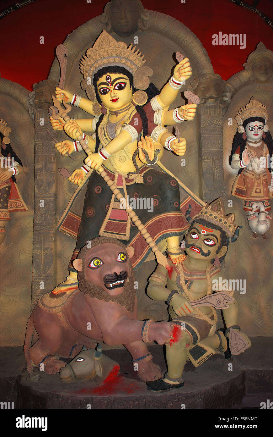 Durga décoratif modèle en argile debout sur lion tuant sur Durga puja démon mahishasura Banque D'Images