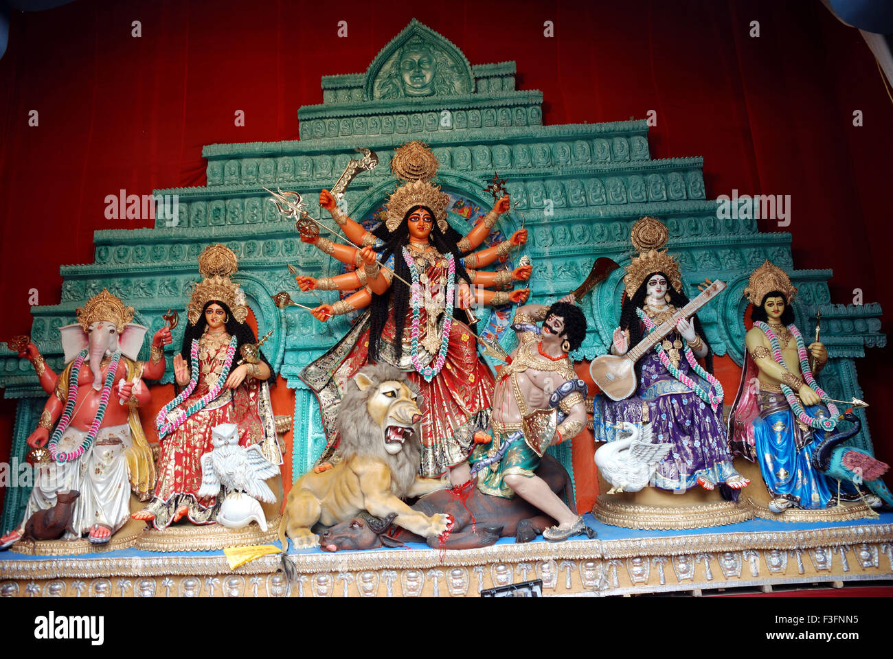 Modèle en argile Durga tuant démon mahishasura avec des statues de kartikeya ganesha et lakshmi saraswati sur Durga puja Banque D'Images