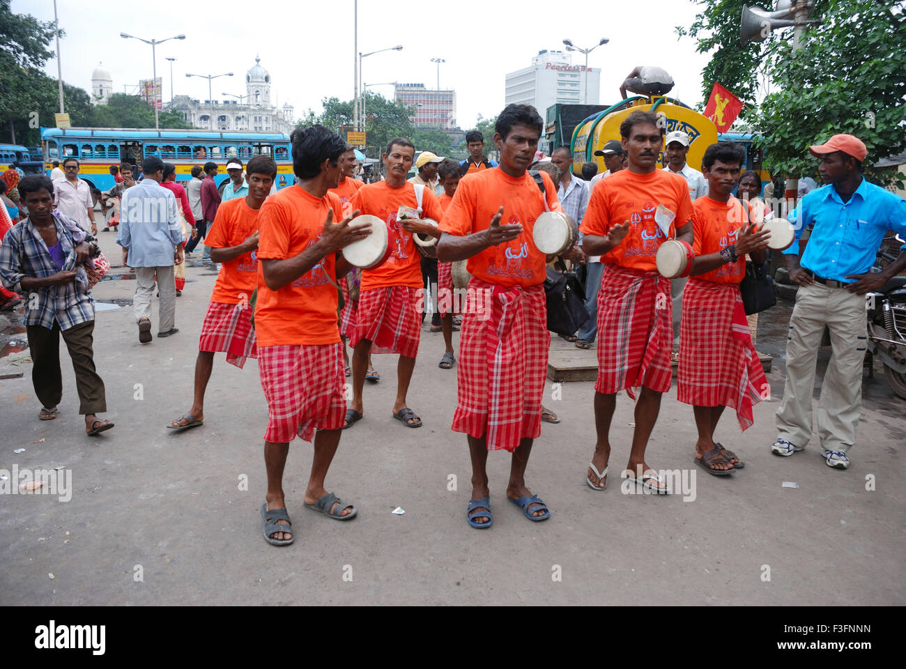 Les hommes effectuant la danse folklorique du Bengale Banque D'Images