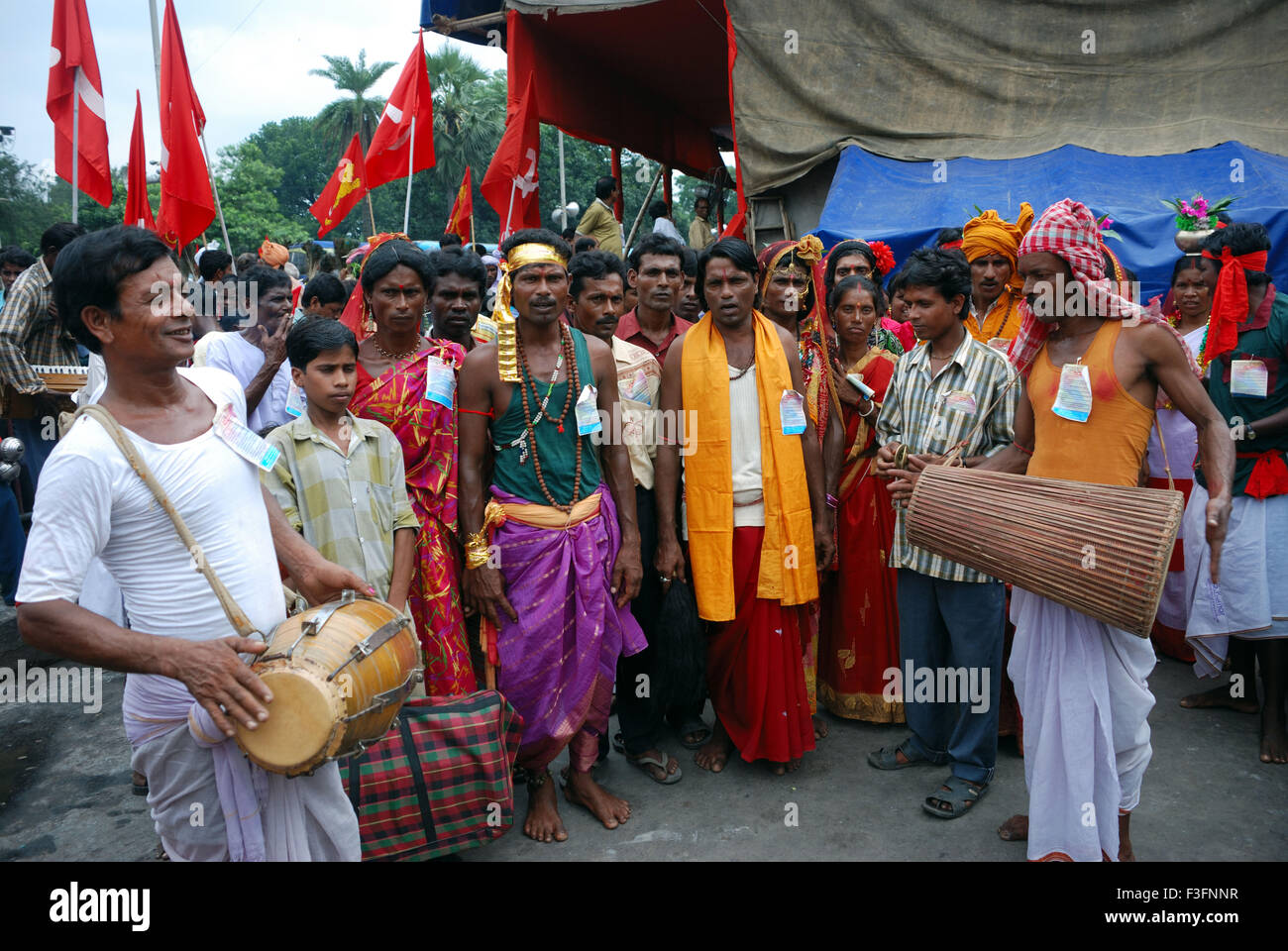 Les hommes effectuant la danse folklorique du Bengale Banque D'Images