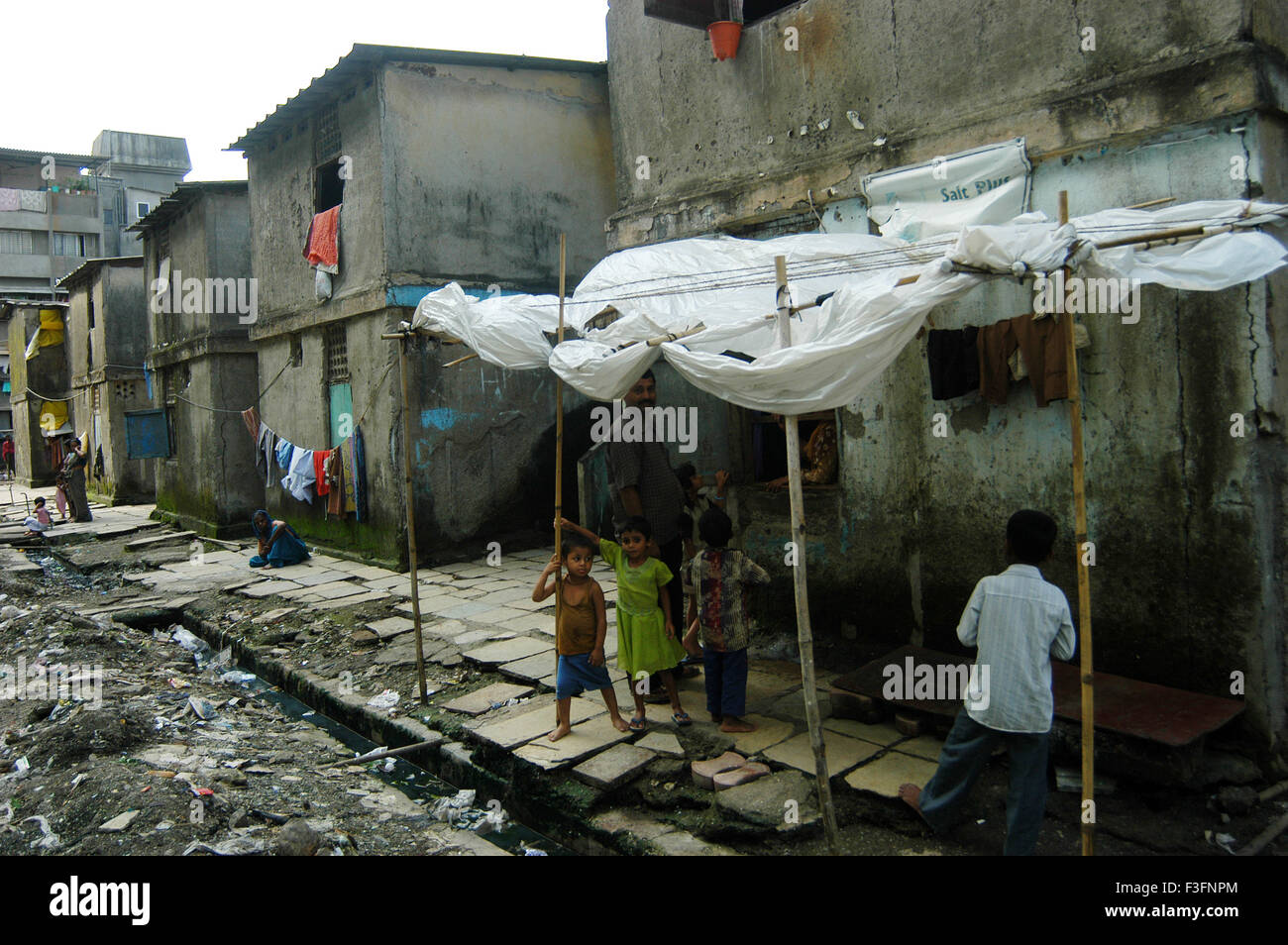 En choisissant l'établissement les résidents de structure délabrée au camp de transit de colonie à Ghatkopar Ramabai est ; Bombay Mumbai Banque D'Images