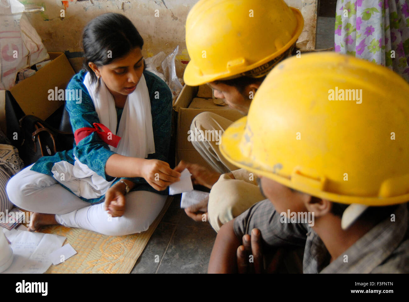 Travailleur de la santé de distribuer gratuitement des médicaments pendant le camp médical pour les travailleurs de la construction à Ghatkopar dans Bombay Mumbai Banque D'Images