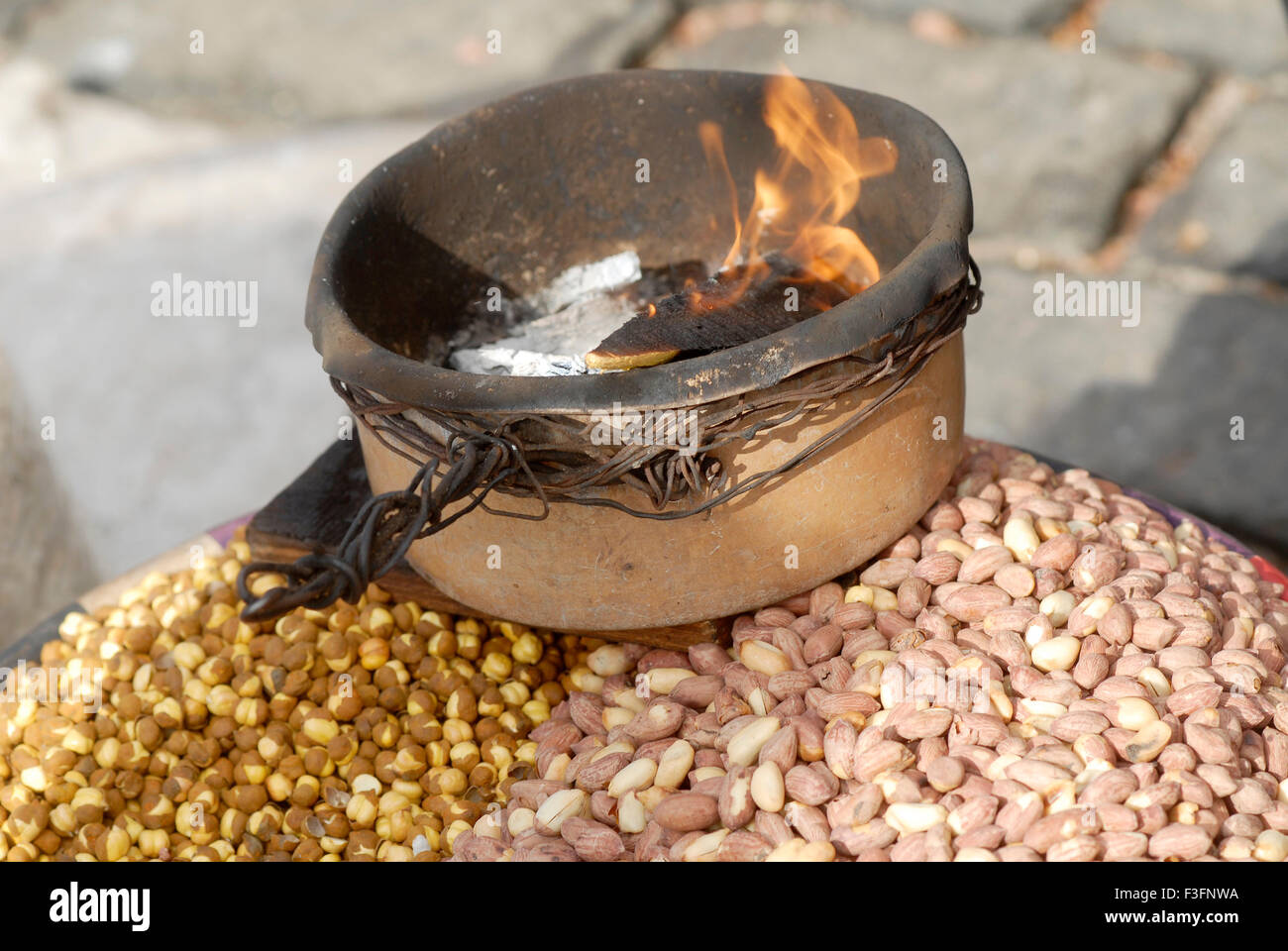 L'arachide et d'autres céréales qui est chauffé pour la rendre croustillante Banque D'Images