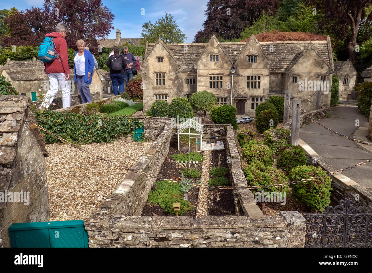 Village modèle Bourton sur l'eau. Les touristes marchant parmi les miniatures à Bourton sur le village modèle d'eau. Gloucestershire Angleterre Royaume-Uni. Banque D'Images