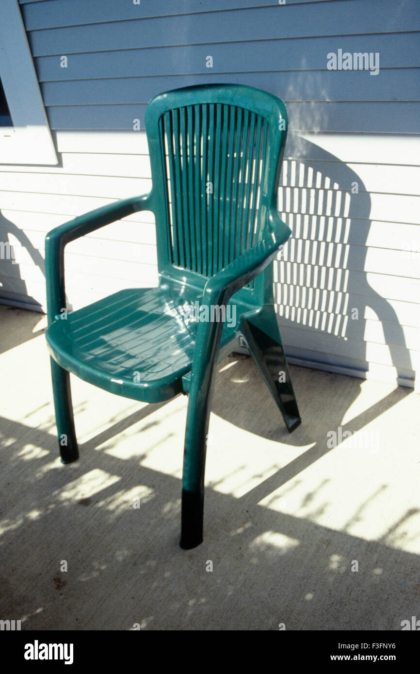 Chaise en plastique lumière du soleil et ombre, Inde, Asie Banque D'Images
